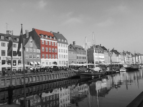 Kopenhagen, Nyhavn schwarz weiß.jpg