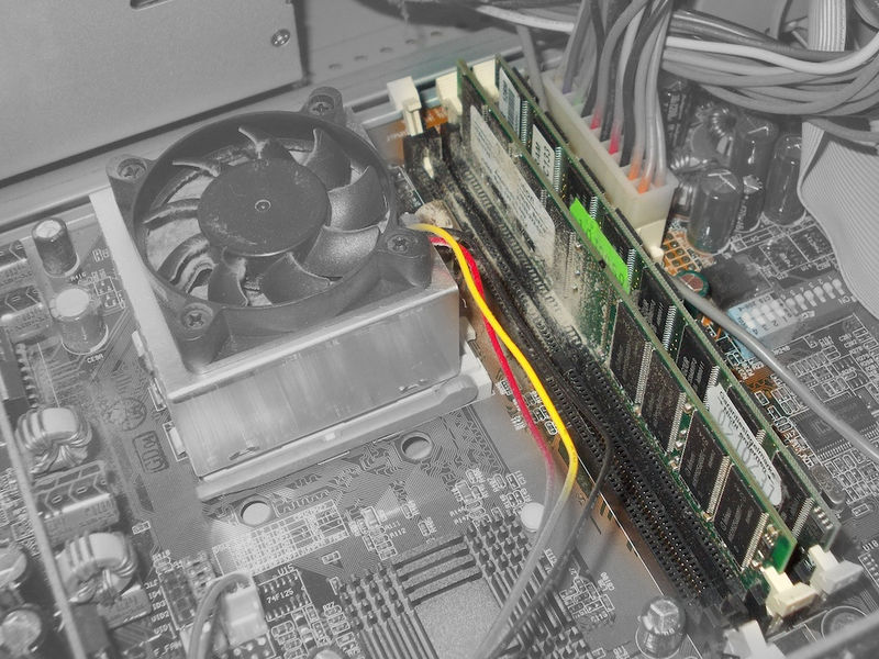 Detailansicht: die CPU mit Lüfter und der Arbeitsspeicher