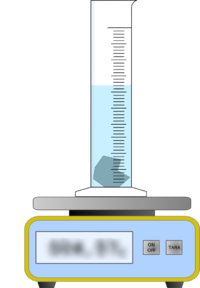 Waage mit breitem Messzylinder blauer Fluessigkeit und unregelmaessigem Koerper.svg
