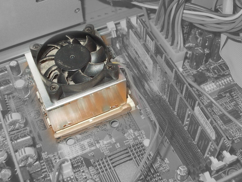 Prozessor mit montiertem Kühlkörper und Lüfter
