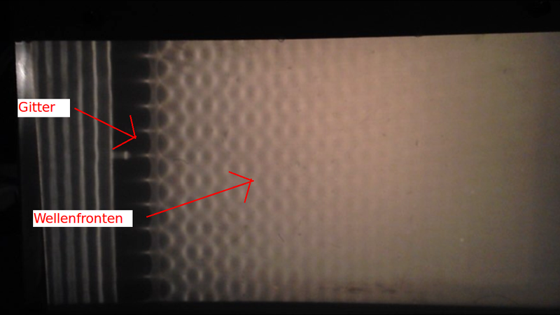 Datei:Wellenfronten beim Auftreffen auf ein Gitter (Wellenwanne).PNG