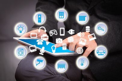 Die Vernetzung der Geräte untereinander und Bedienbarkeit mit den Tablet oder Smartphone macht Hausarbeit so einfach.