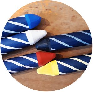 Wachsmalstifte in den Farben der deutschen und französischen Flaggen