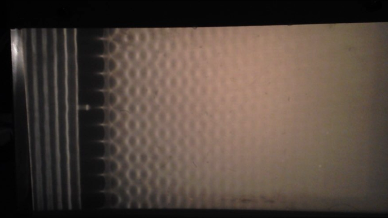 Datei:Wellenfronten beim Auftreffen auf einem Gitter (Wellenwanne).PNG